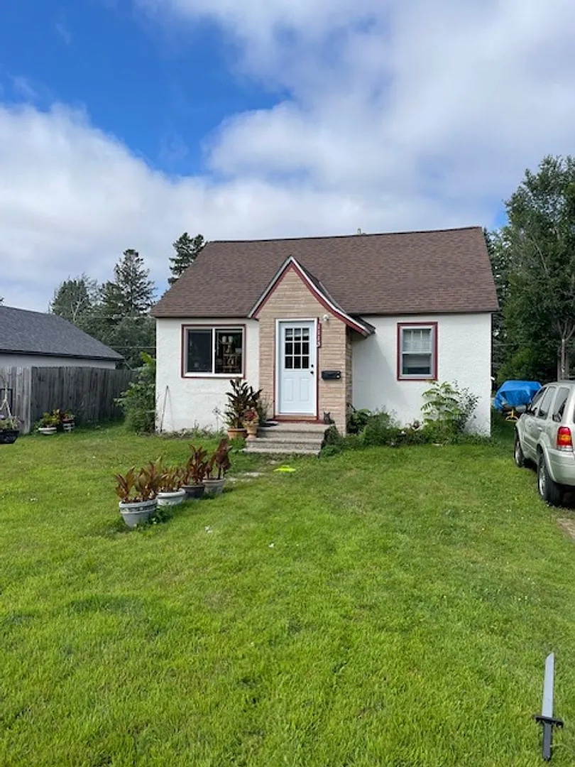 3 bedroom, 1 bath. Large yard with large storage shed. — Photo 1