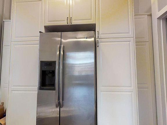 BEAUTIFUL BRAND NEW EAT-IN COOK'S KITCHEN