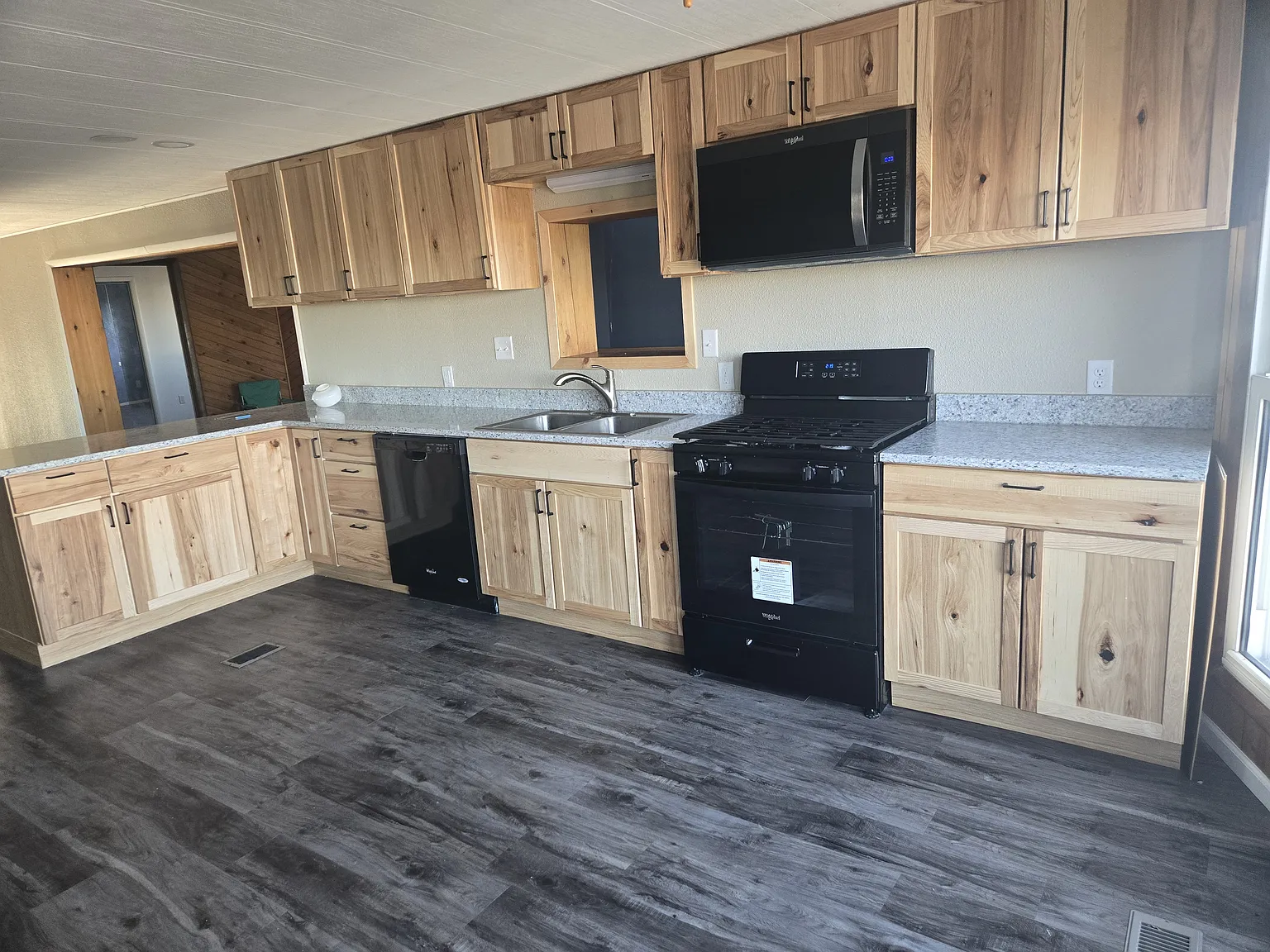 4 bed, 1968 sqft, $1,400 — Photo 2