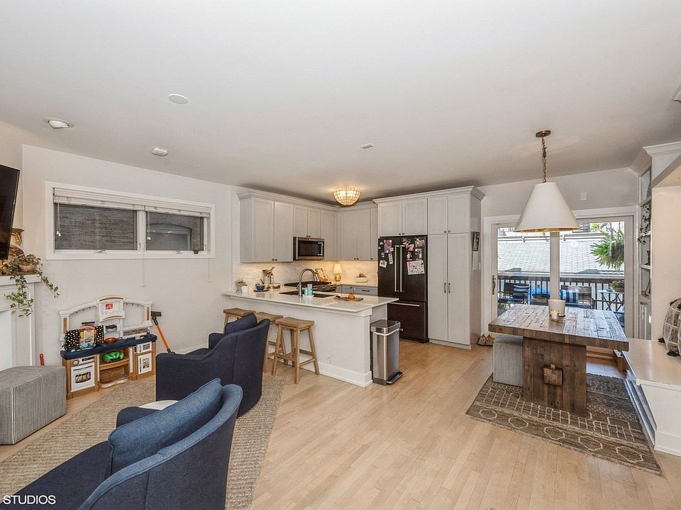 Living room/dining/kitchen