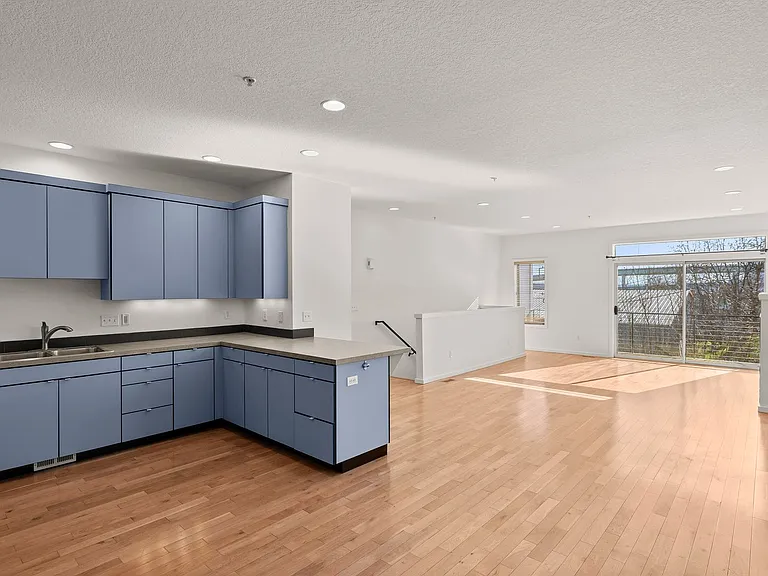 3220 N Michigan Ave — Photo 16