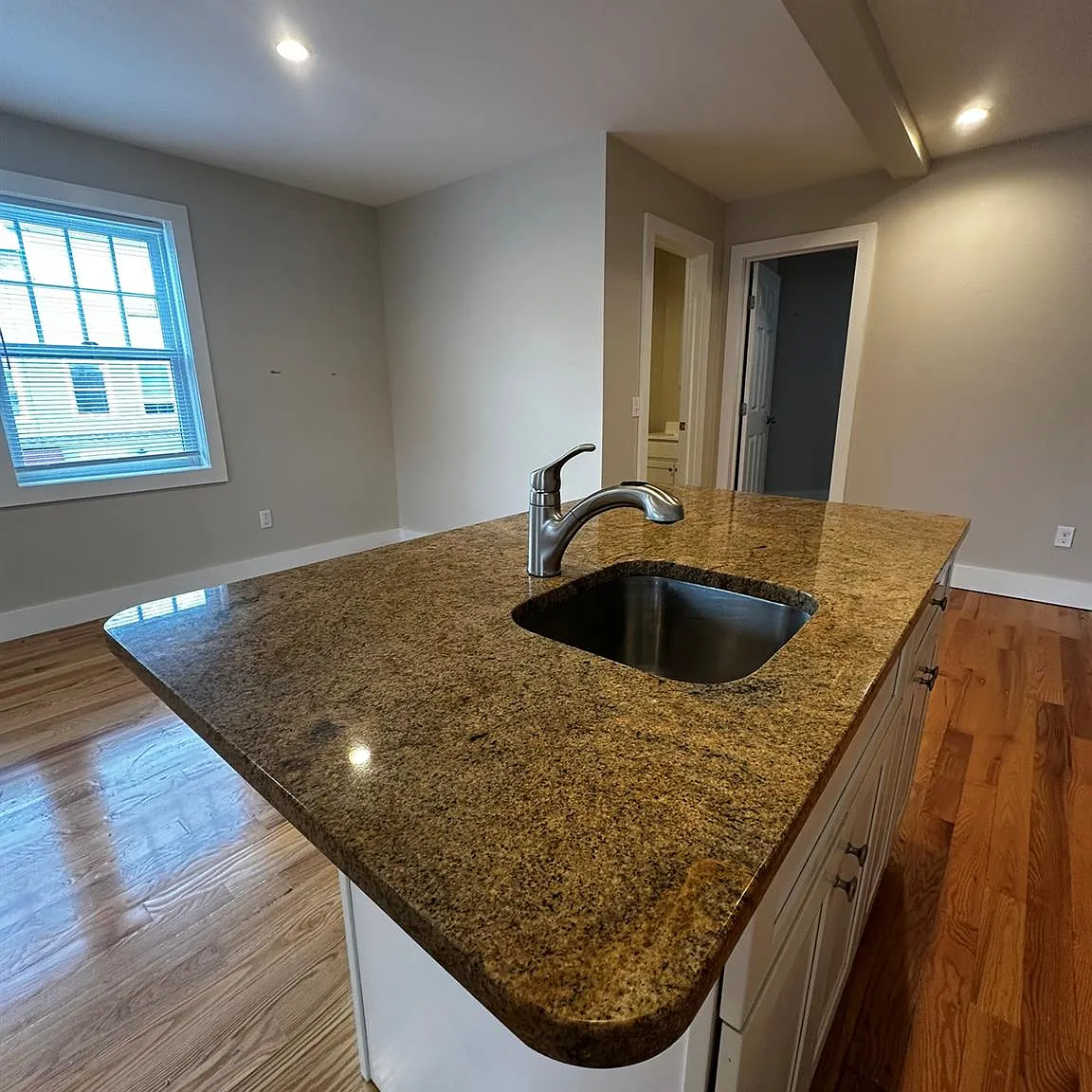 1 bed, 1.0 bath, 700 sqft, $1,950 — Photo 3