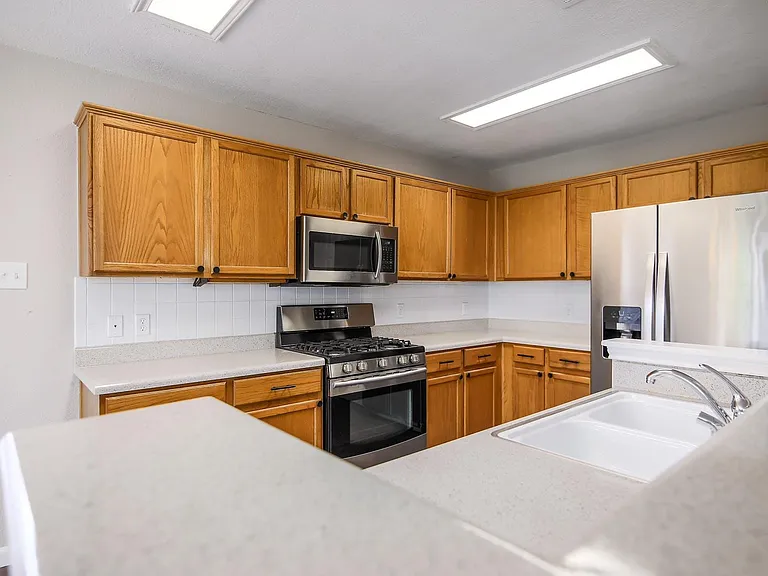 1806 Oakmont Ln — Photo 10