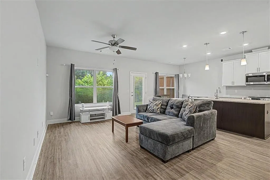 3 bed, 2.5 bath, 1815 sqft, $2,350 — Photo 3
