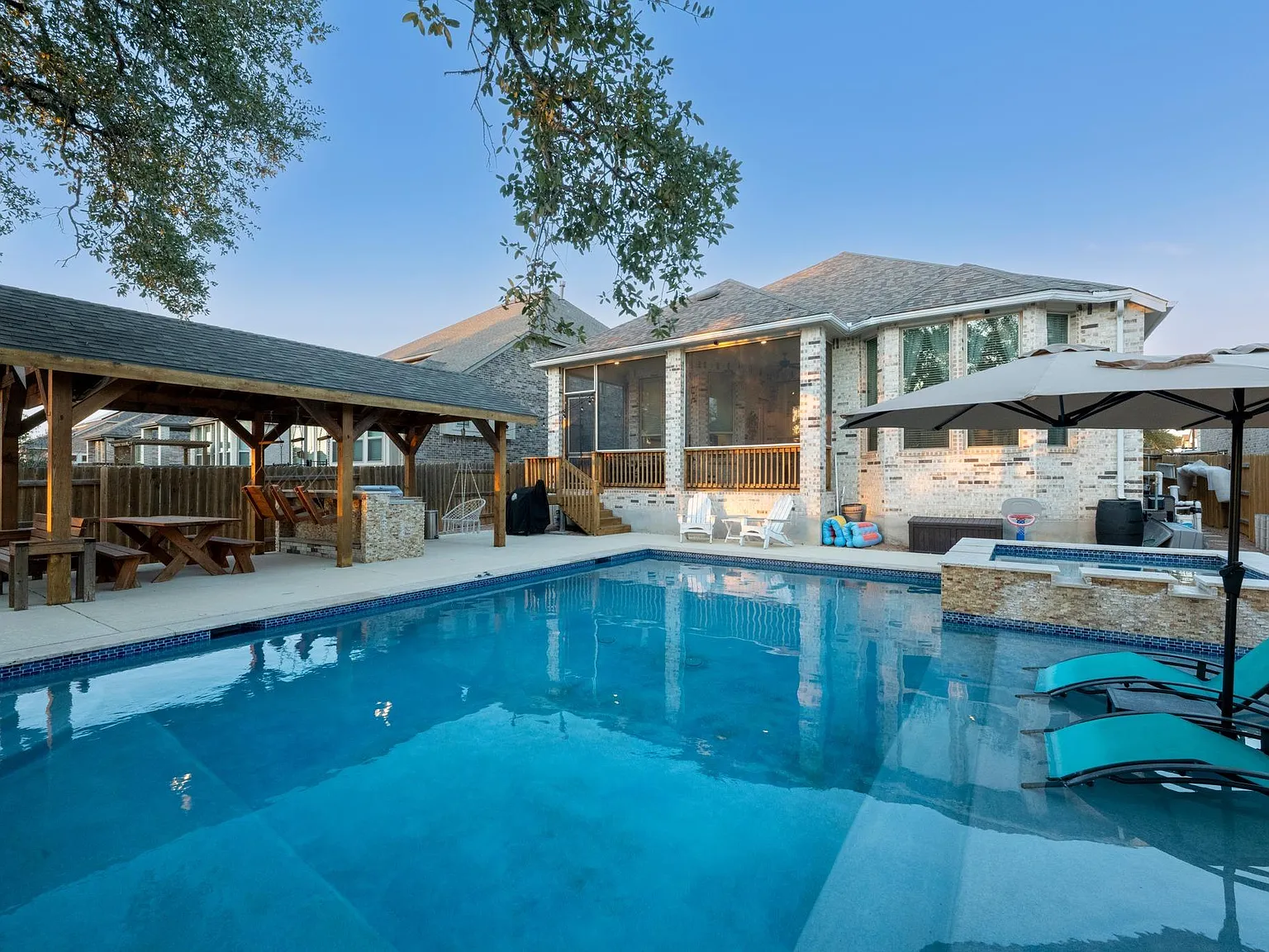 4 bed, 2.5 bath, 2027 sqft, $4,500 — Photo 3