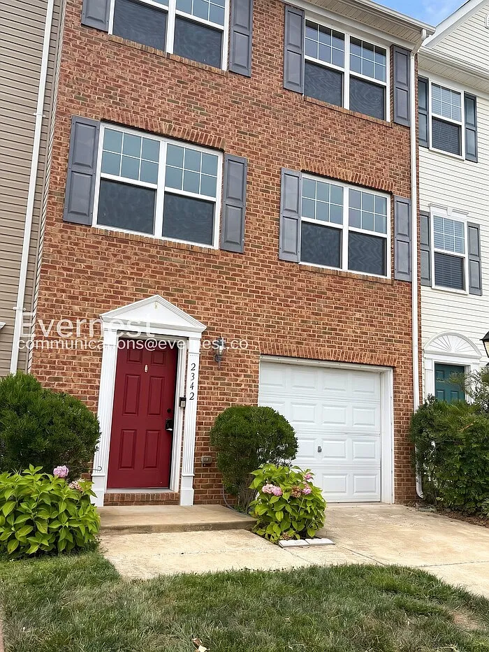 4 bed, 4.0 bath, 1824 sqft, $2,295 — Photo 2