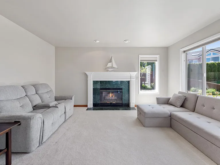 1920 Parkview Dr NE — Photo 5