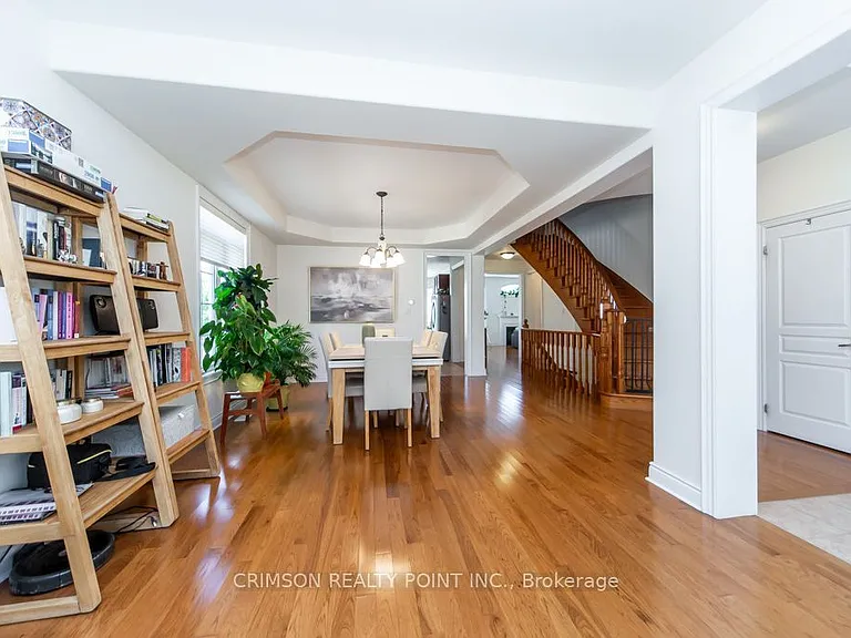 2304 Canterbury Cres — Photo 8