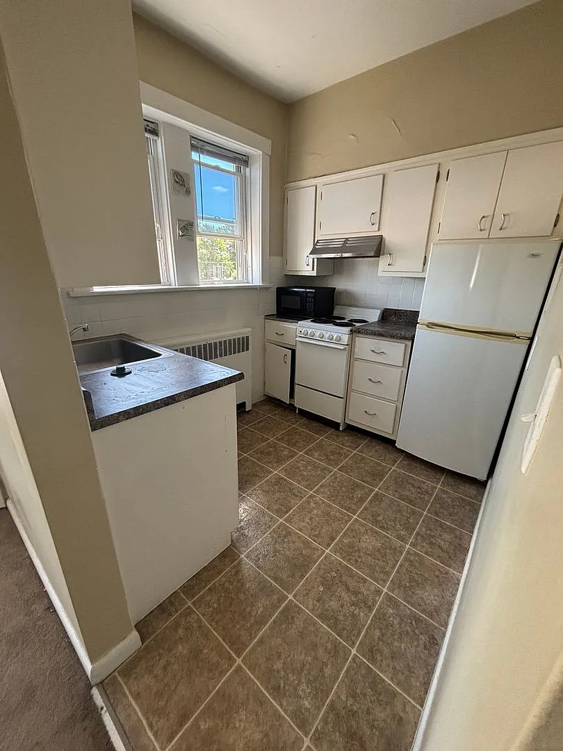 524 S Grand Ave East — Photo 3