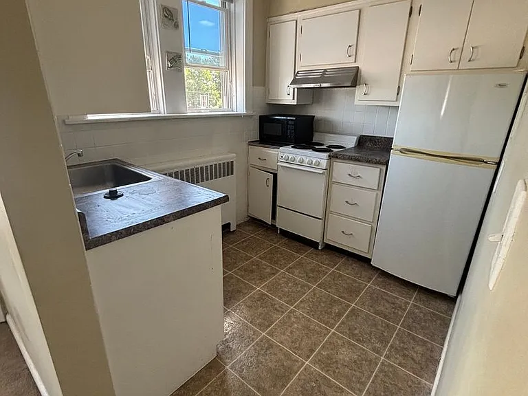 524 S Grand Ave E — Photo 2