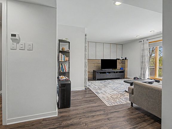4th image of 1131 N Clark Ln