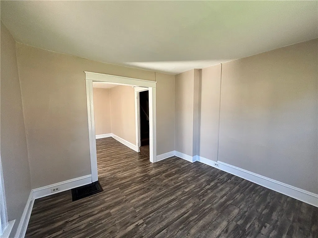3 bed, 1.0 bath, 2448 sqft, $1,200 — Photo 3