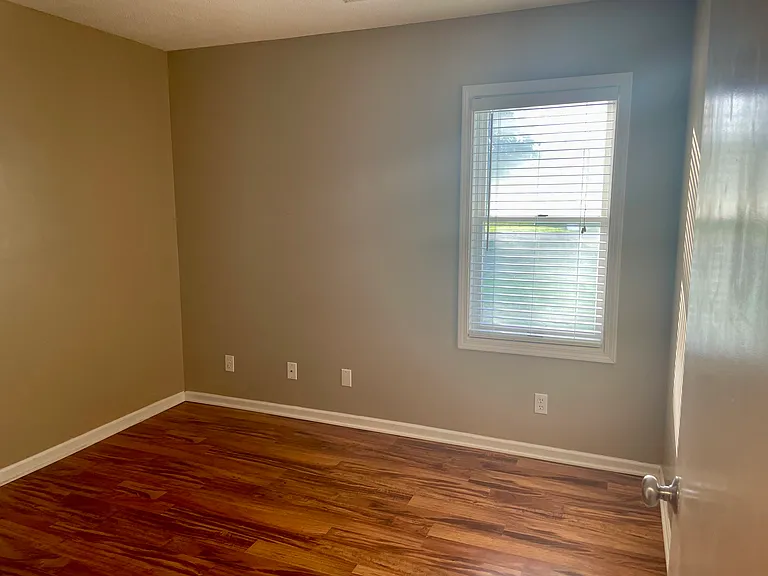 190 W Green Meadows Rd — Photo 24