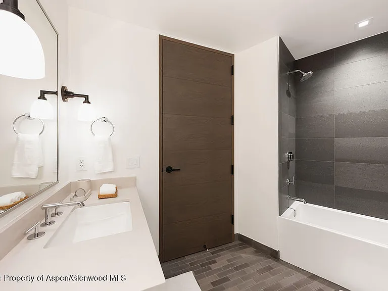 180 Wood Rd #302 — Photo 26