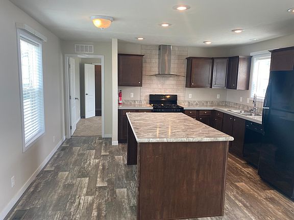 3rd image of 59498 Hardy Ln