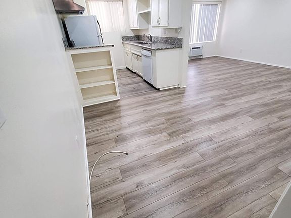 4th image of 1814 Grismer Ave #D