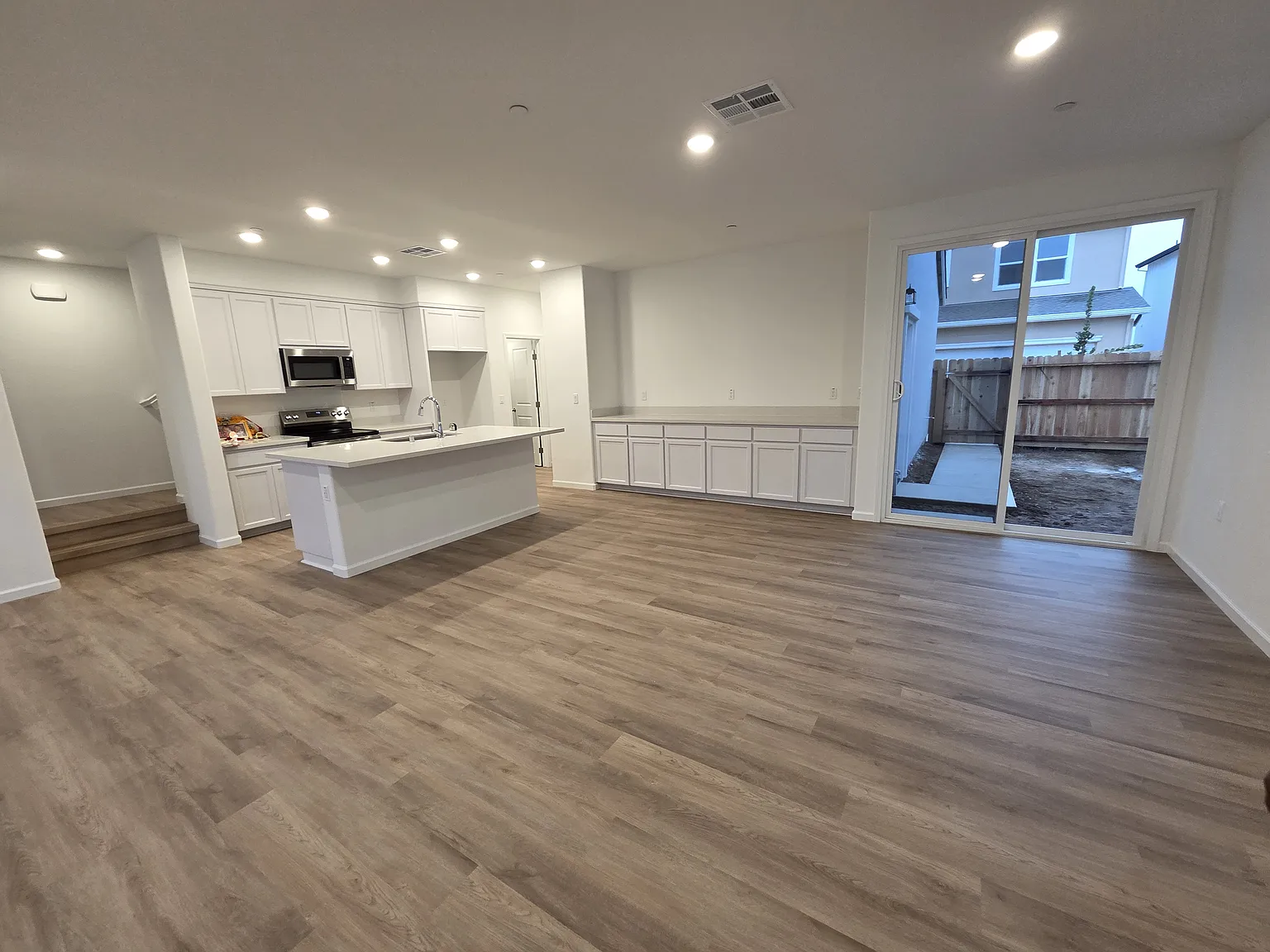 3 bed, 2.5 bath, 1730 sqft, $2,995 — Photo 3