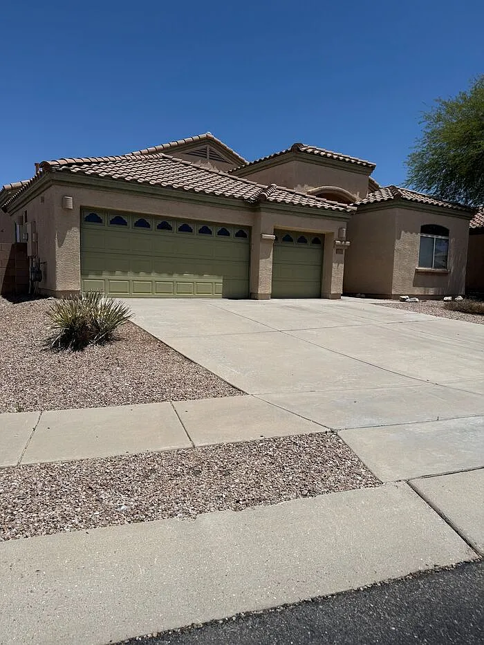 4 bed, 2.0 bath, 2338 sqft, $2,250 — Photo 1