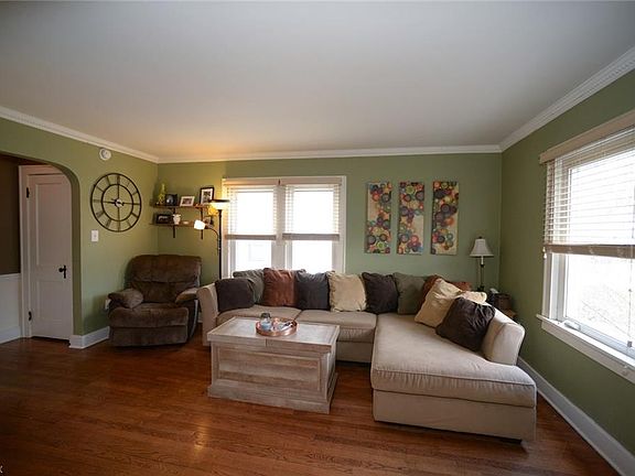 3rd image of 218 Marguerite Ave