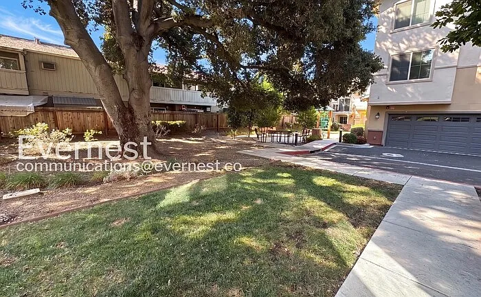 3 bed, 3.0 bath, 1317 sqft, $3,600 — Photo 2