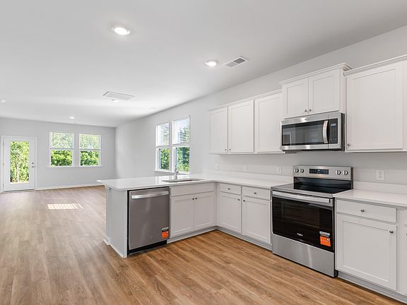 3rd image of 146 Broadstone Dr