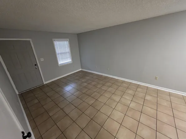 305 S Border St APT G, Benton, AR 72015