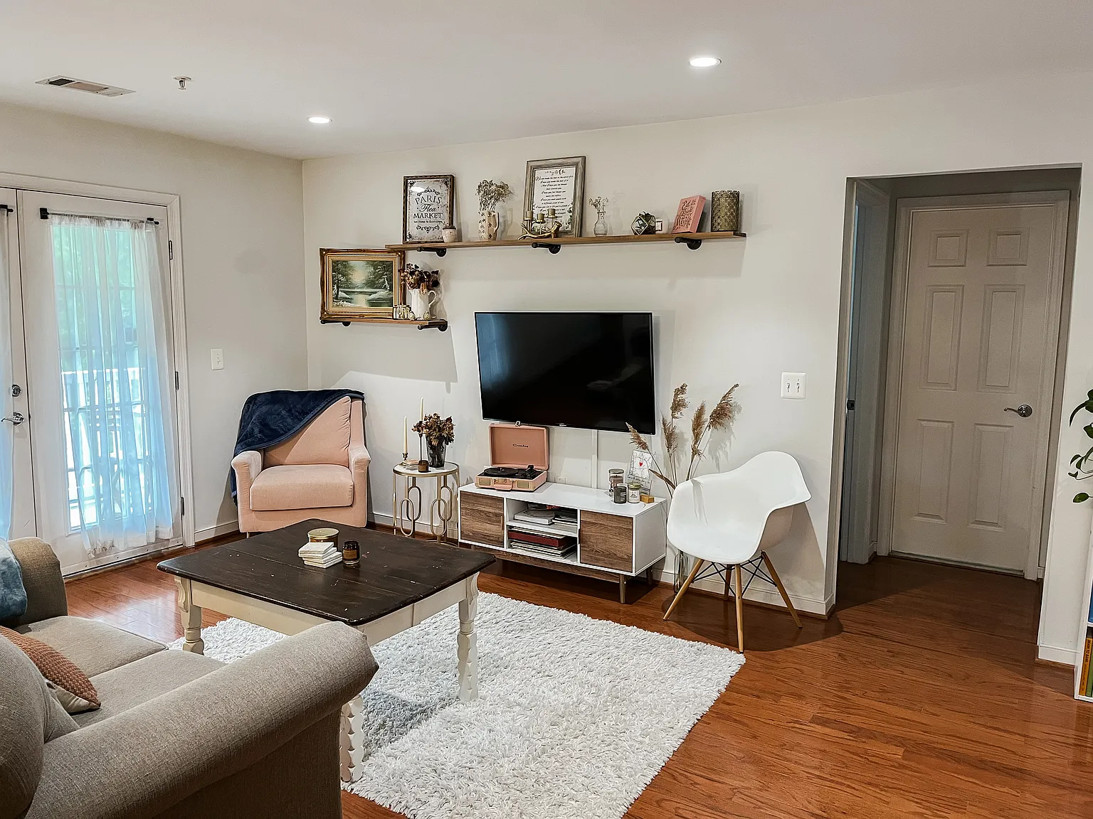 1 bed, 851 sqft, $2,400 — Photo 2
