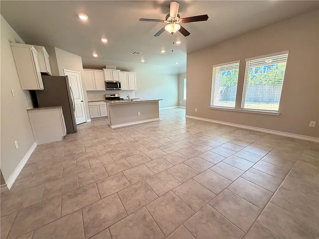 4 bed, 2.0 bath, 1748 sqft, $2,550 — Photo 3