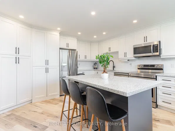 530 Lolita Gdns #505, Mississauga, ON L5A 3T2