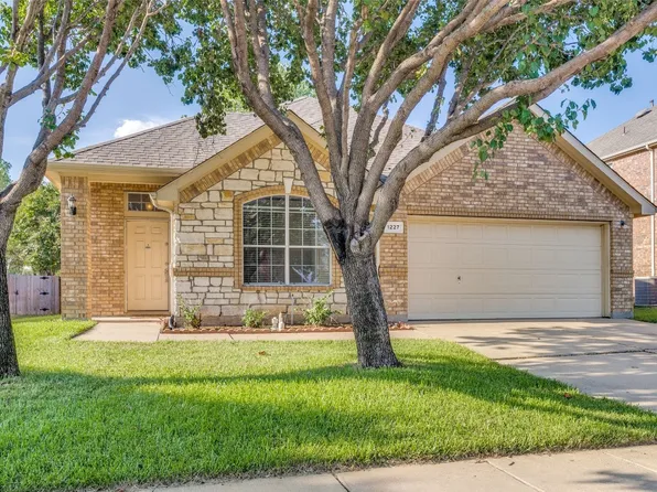 1227 Clearwater Dr, Grand Prairie, TX 75052