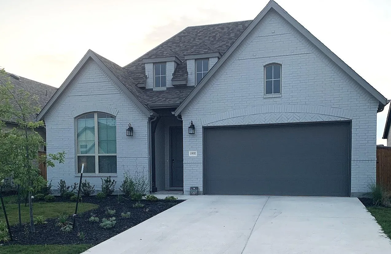 4 bed, 3.0 bath, 2309 sqft, $2,700 — Photo 1