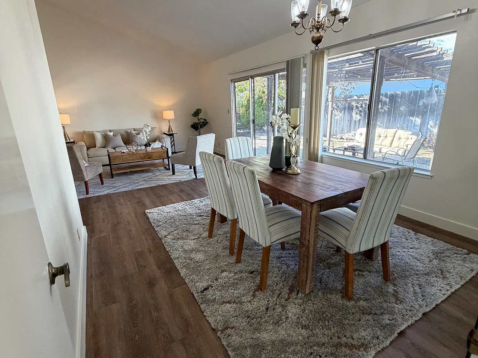 4 bed, 2.5 bath, 2200 sqft, $8,000 — Photo 3