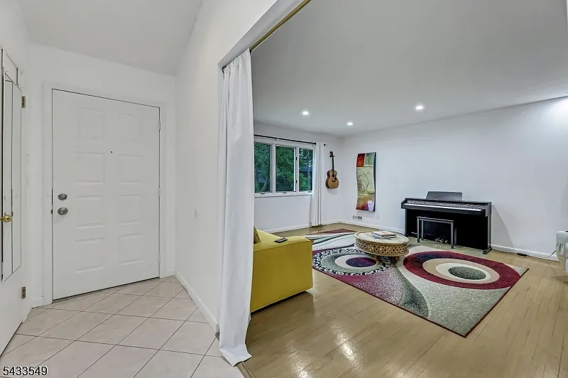 3 bed, 2.5 bath, $5,500 — Photo 2