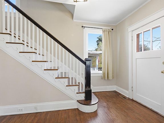4th image of 220 Langhorne Ln