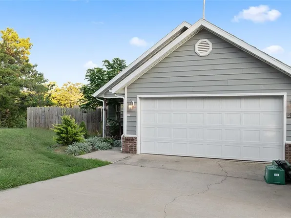 2890 Old Farmington Rd, Fayetteville, AR 72704