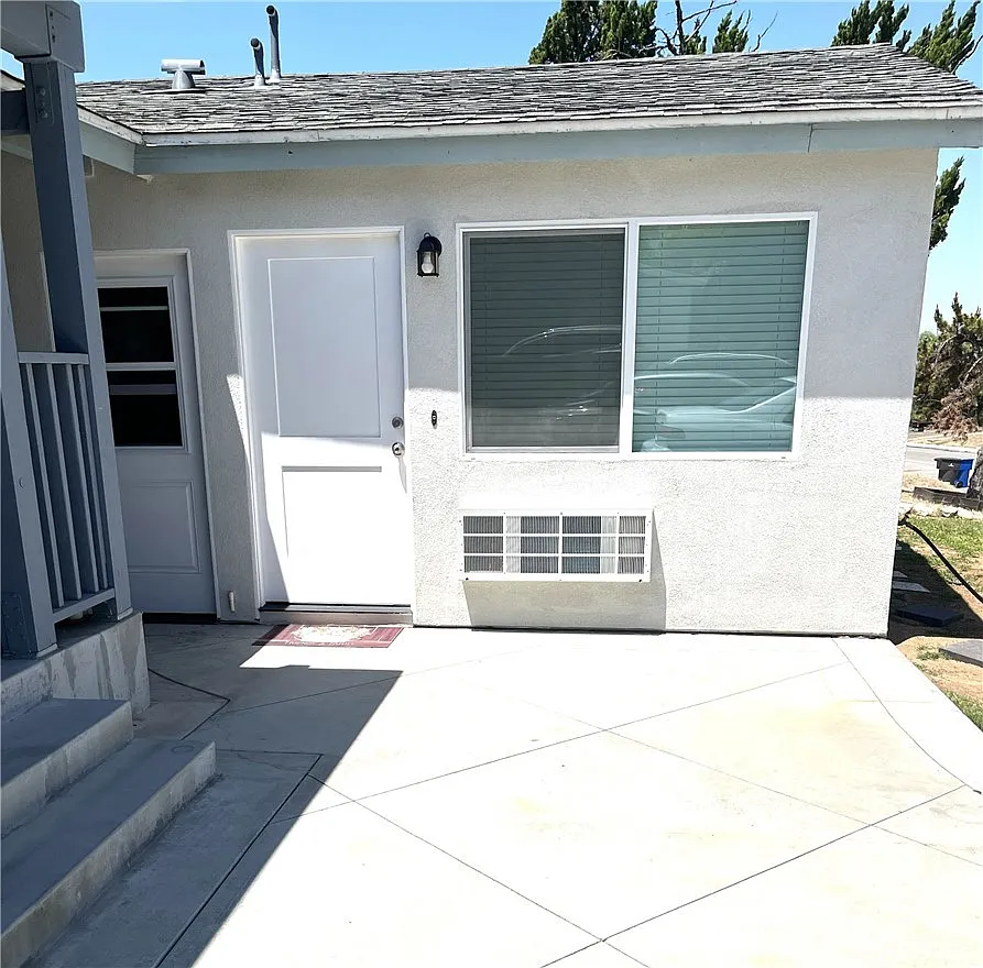 Studio, 300 sqft, $1,600 — Photo 1