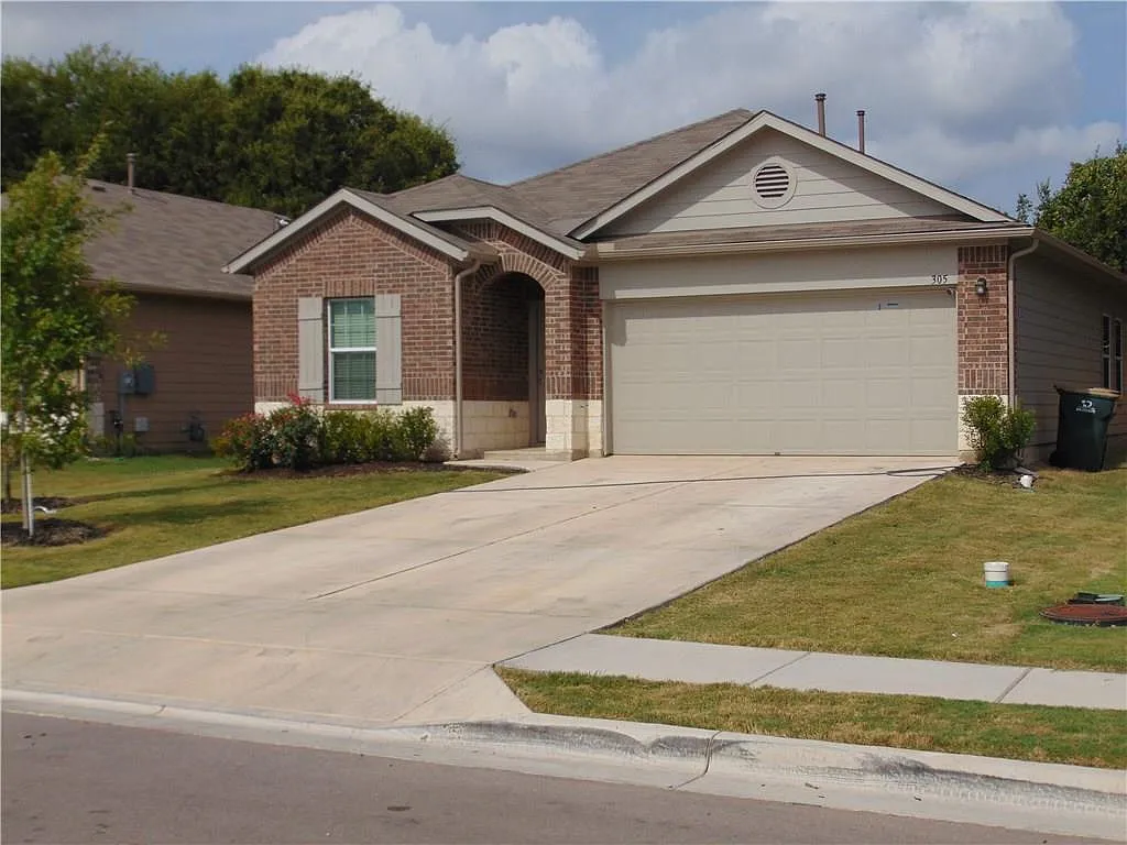 4 bed, 2.0 bath, 1774 sqft, $2,095 — Photo 1