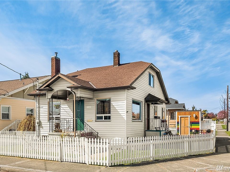 Fully fenced grassy area and even more garden beds