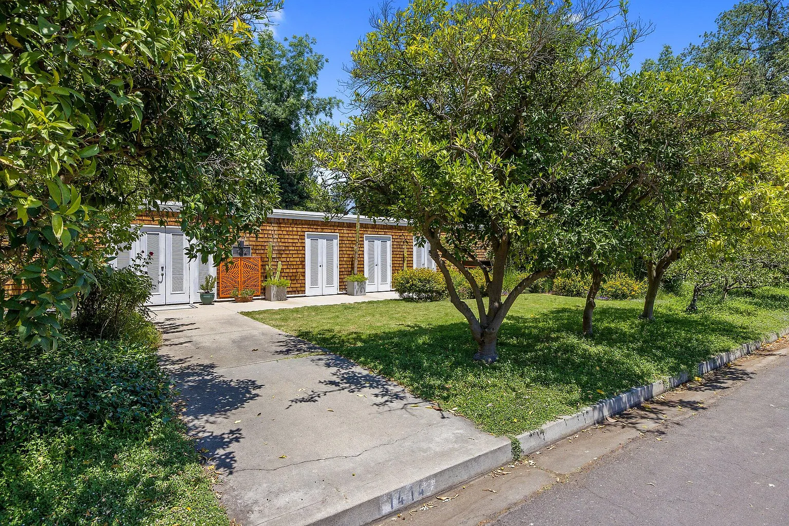 1414 W Meadow Avenue photo 1