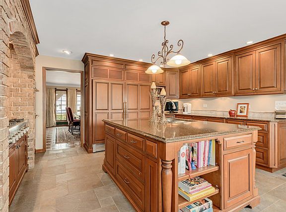 2nd image of 825 Lakeside Dr