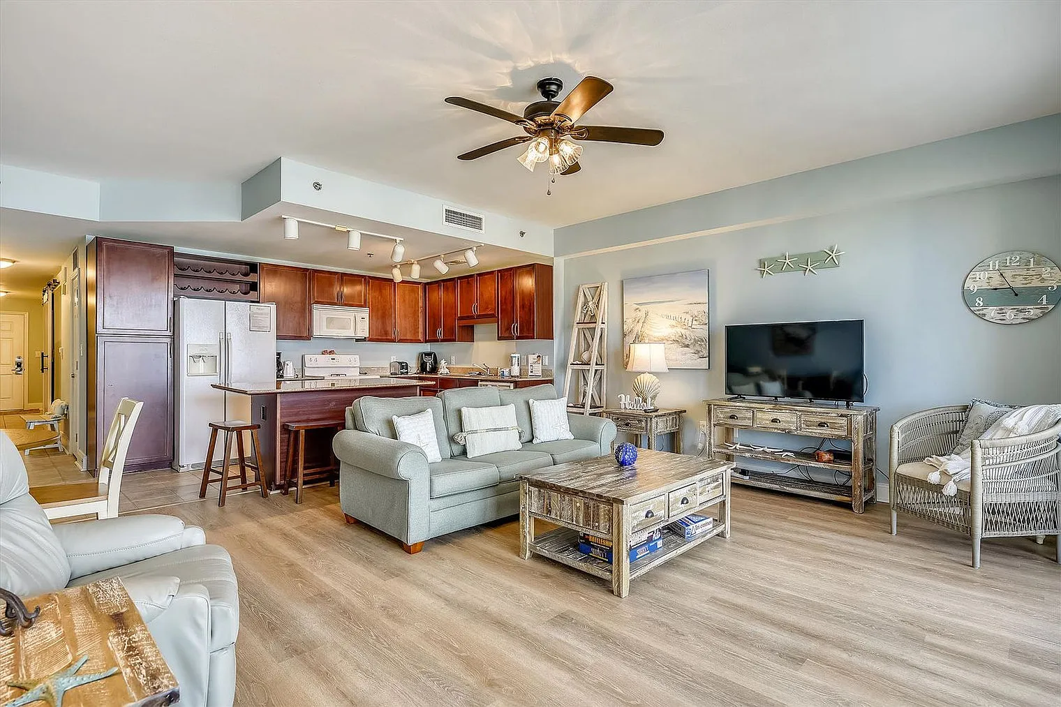 1 bed, 2.0 bath, 904 sqft, $3,210 — Photo 4