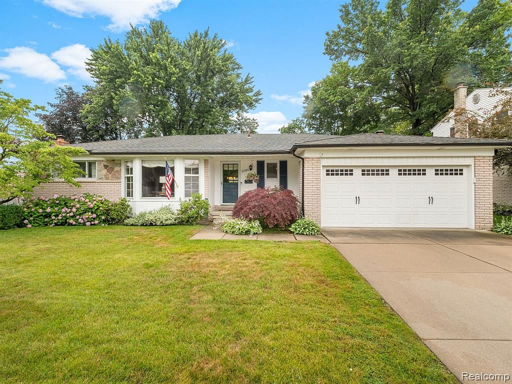 37581 Ladywood St Livonia Mi 48154 Zillow [ 768 x 1024 Pixel ]