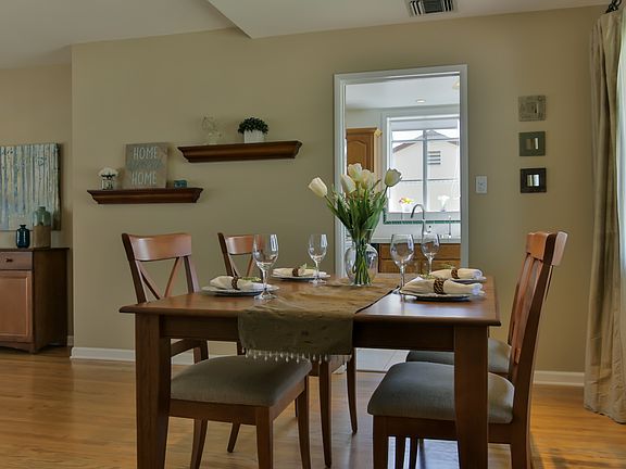 5th image of 748 Irving Dr