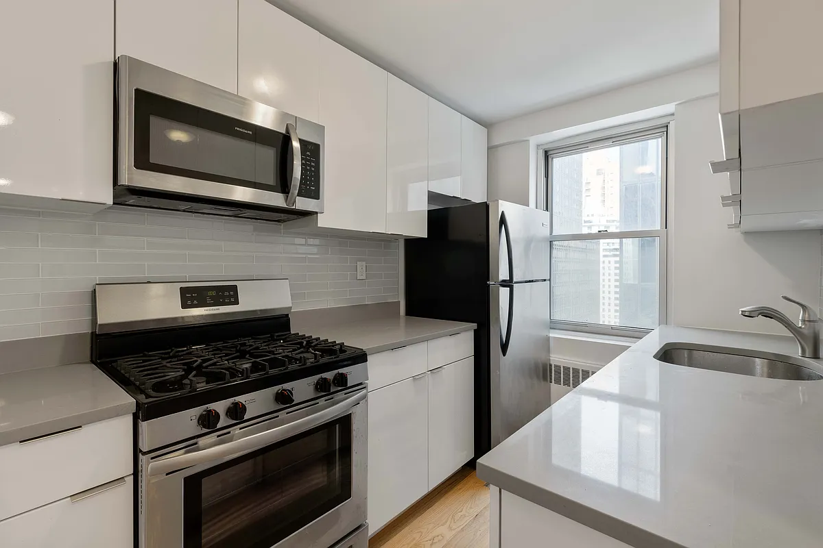 Building Photo - 300 E 46th St #9E