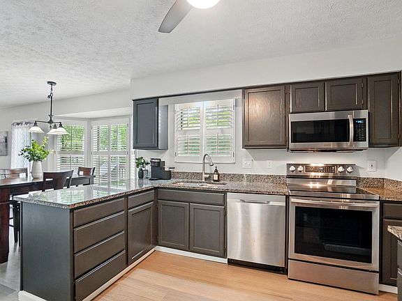 5th image of 8919 Shrockton St