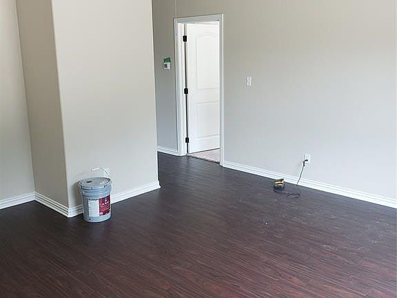 4th image of 2417 N Hickory St