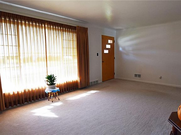 5th image of 2263 Larchmont Dr