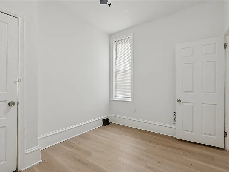 2054 W Glenwood Ave — Photo 17