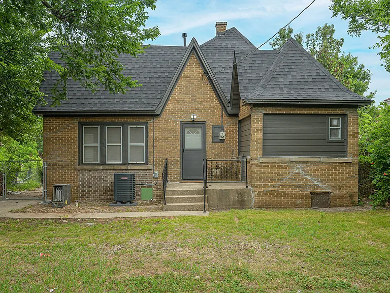 1017 NE 16th St — Photo 1