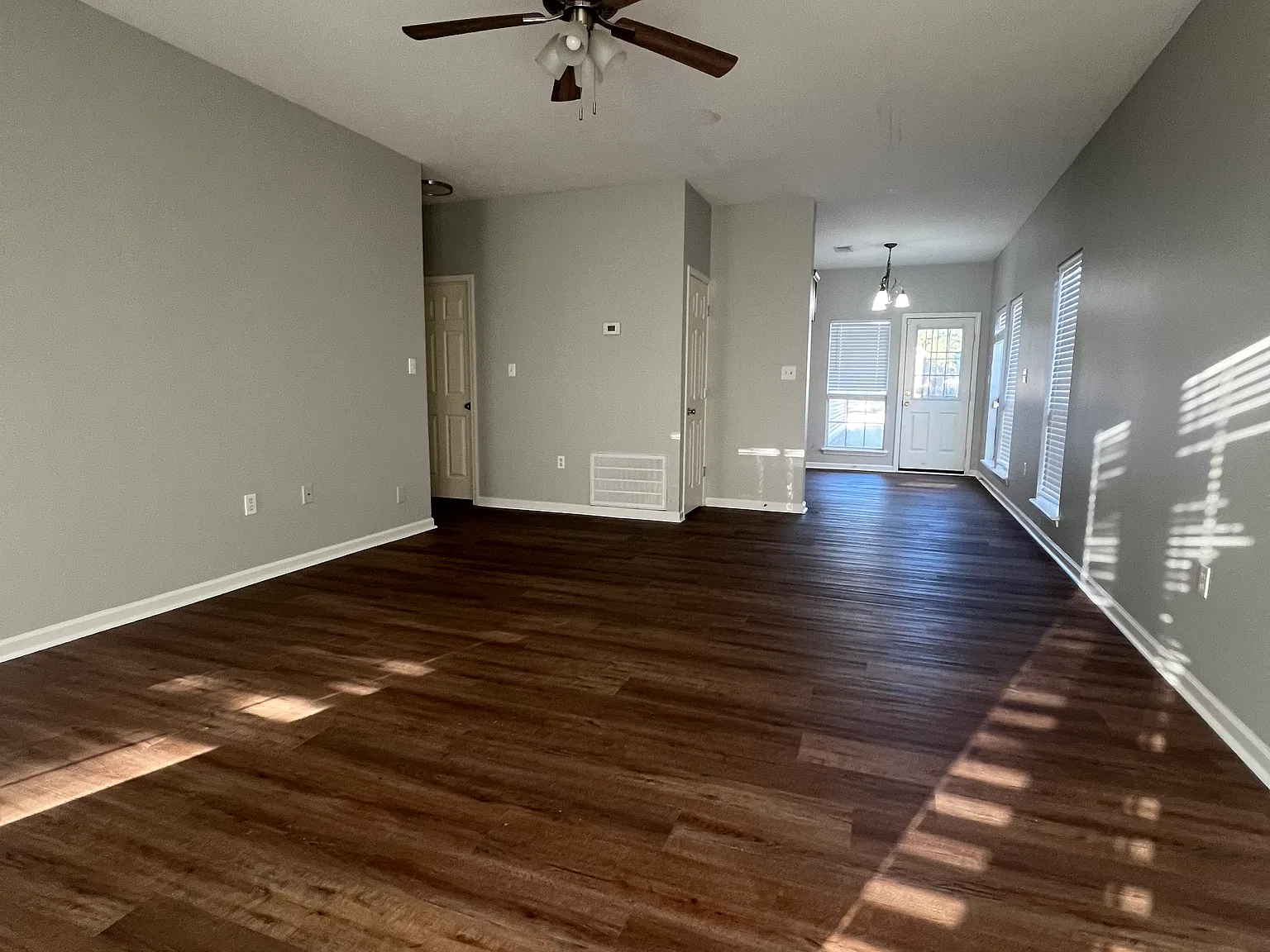 3 bed, 2.5 bath, 1387 sqft, $1,550 — Photo 2